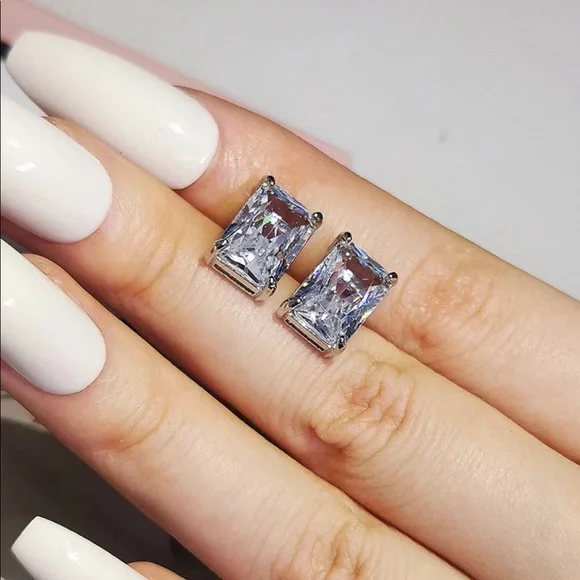 New Women’s 925 Silver Diamond Stud Earrings - Picture 4 of 7